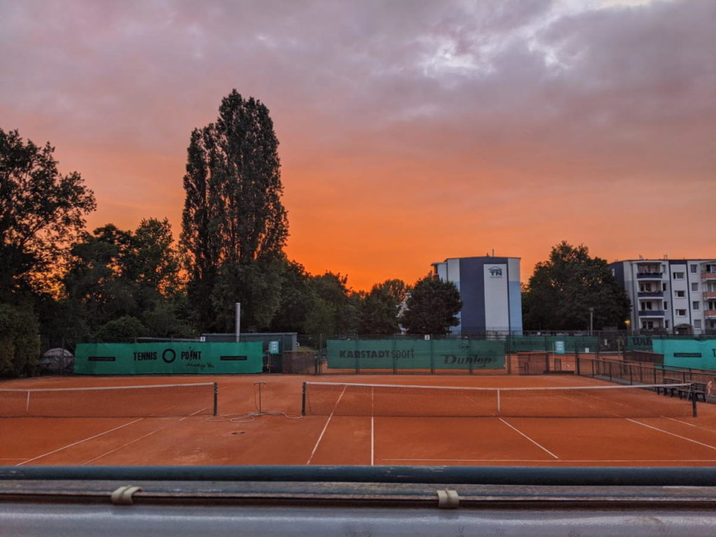 Abendrot über der Sportanlage